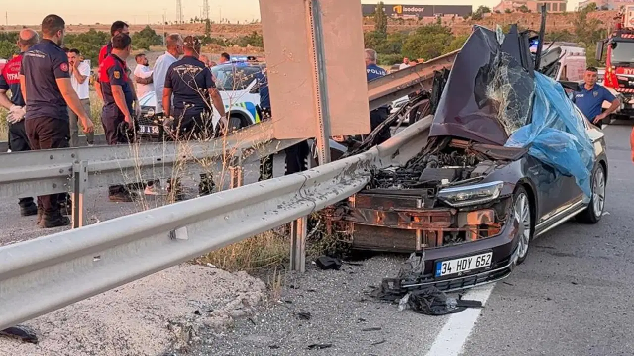 Düğün konvoyunda feci kaza: Bariyerlere çarptı, 1 ölü, 3 yaralı