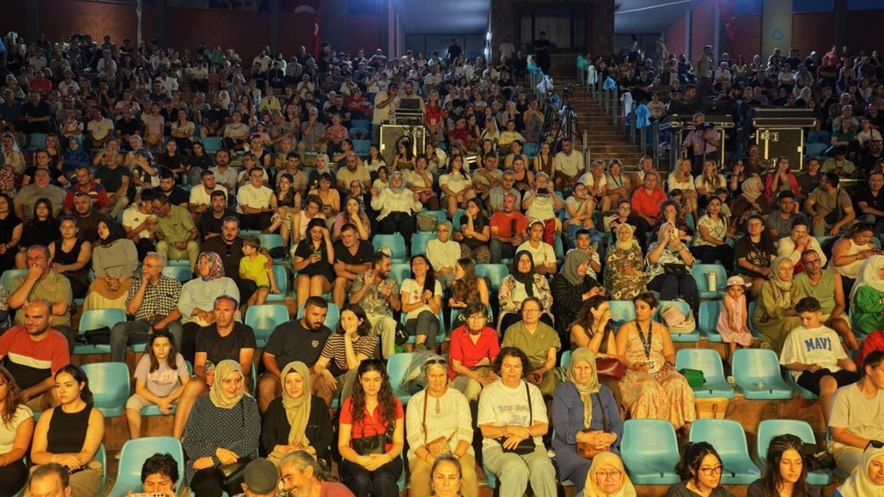 Dünya dansları Balıkesir sahnelendi