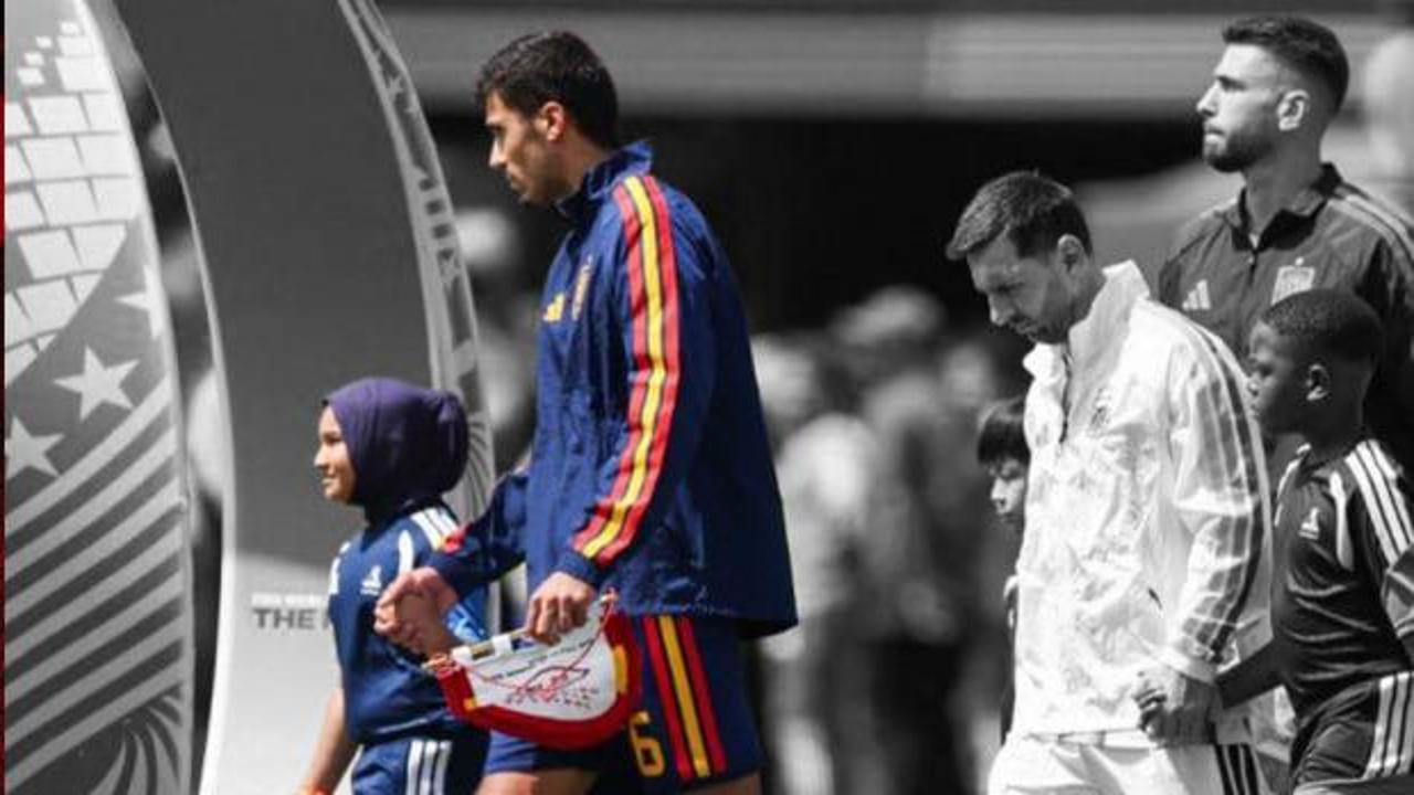 Dünya Kupası finaline damga vuran an! İspanya kaptanı sahaya başörtülü kızla çıktı
