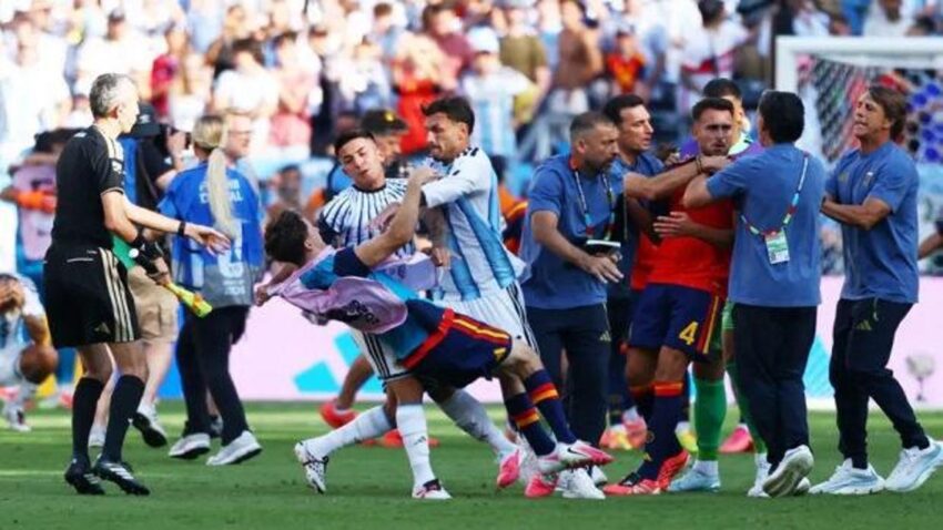 Dunya kupasinda ortalik karisti arjantinli oyuncu 2 ispanyol oyuncuya saldirdi j9uPUeXx.jpg
