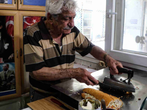 Dunyanin dort bir yanindan bu tost icin adanaya geliyorlar 50 yildir ayni utuyle yapiyor jCIk4IVq.jpg