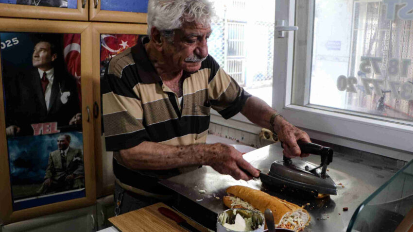 Dunyanin dort bir yanindan bu tost icin adanaya geliyorlar 50 yildir ayni utuyle yapiyor jCIk4IVq.jpg