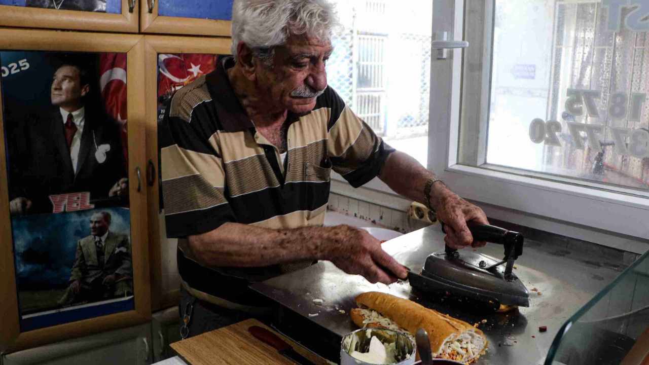 Dunyanin dort bir yanindan bu tost icin adanaya geliyorlar 50 yildir ayni utuyle yapiyor jCIk4IVq.jpg