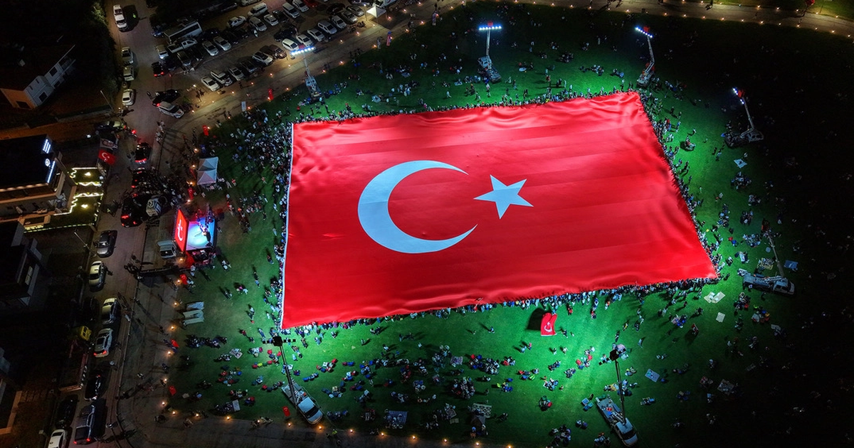 Dünyanın en büyük bayrağı Kayseri Talas’ta açıldı