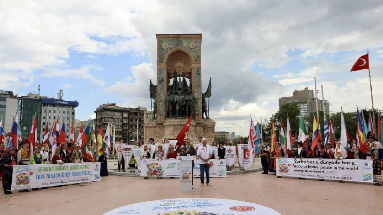 Dünyanın en iyi festivali başladı: 62 ülkenin renkleri Taksim Meydanı’nda buluştu