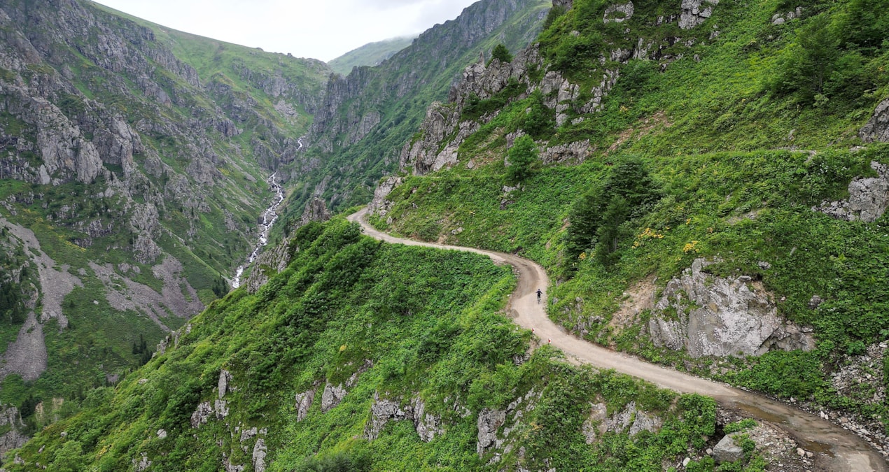 Dünyanın en tehlikeli yolu Türkiye’deymiş: Turistler akın akın görmeye geliyor