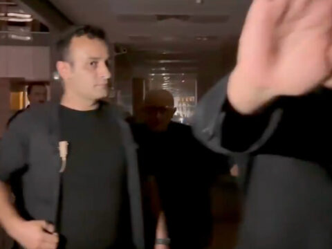 Durusma sonrasi aziz ihsan aktasa etten duvar isiklar kapandi goruntu vermeden ayrildi zSNJtKAZ.jpg