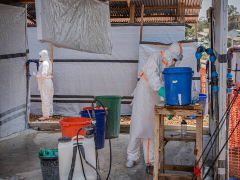 Ebola alarmi buyuyor vaka sayisi 2 bini gecti AuX6RTRb.jpg