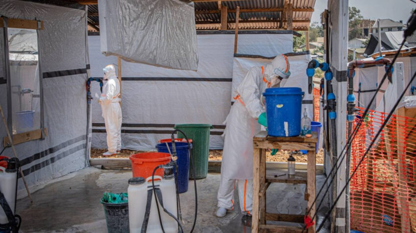 Ebola alarmi buyuyor vaka sayisi 2 bini gecti AuX6RTRb.jpg
