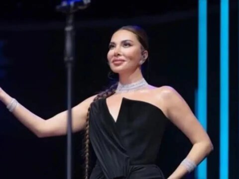 Ebru yasar yaz turnesinde ayvalikta sahne aldi WeLJTrY2.jpg