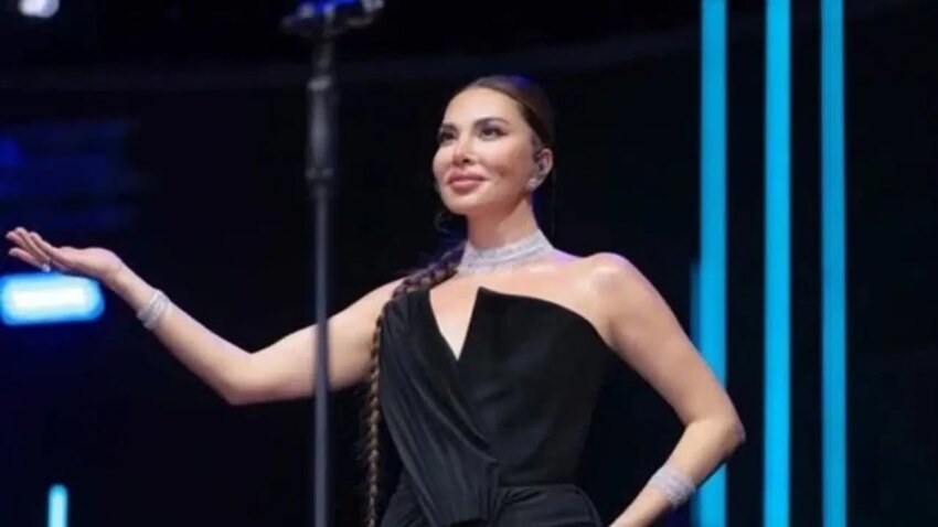 Ebru yasar yaz turnesinde ayvalikta sahne aldi WeLJTrY2.jpg