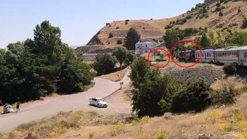 Elazigda korkutan kaza yolcu treni hemzemin gecitte otomobile carpti ru3Qnjg3.jpg