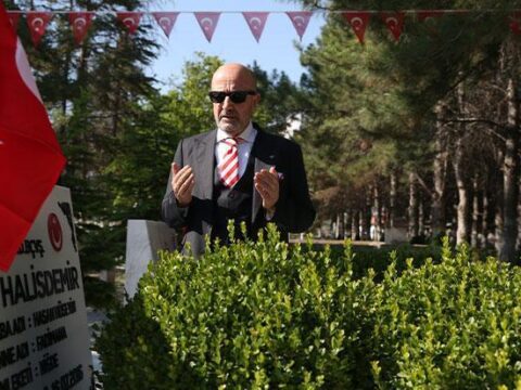 Emekli korgeneral zekai aksakalli sehit omer halisdemirin mezarini ziyaret etti UZAEqZRK.jpg
