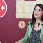 Emepli karacadan vakif universitelerindeki akademisyen kiyimina tepki VkJLpLUr.jpg