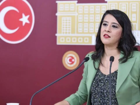 Emepli karacadan vakif universitelerindeki akademisyen kiyimina tepki VkJLpLUr.jpg
