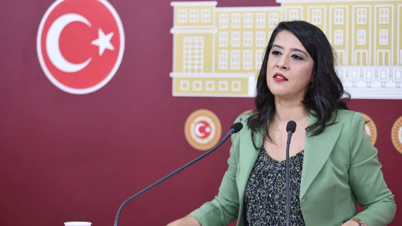 Emepli karacadan vakif universitelerindeki akademisyen kiyimina tepki VkJLpLUr.jpg