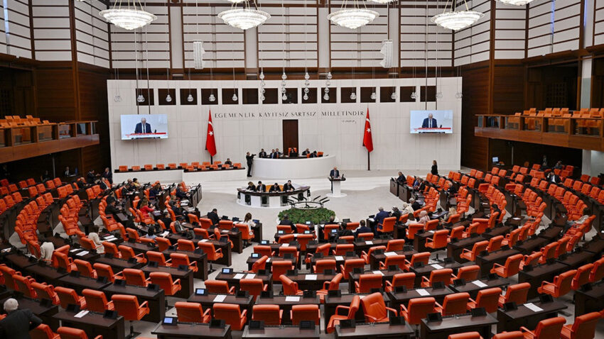 En dusuk emekli ayligi duzenlemesi meclisten gecti TKuErzbB.jpg