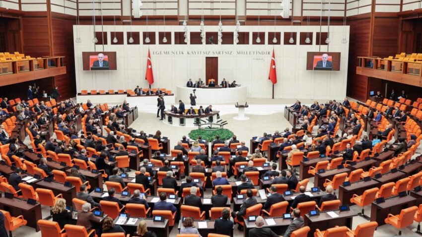 En dusuk emekli ayliginin artirilmasini da iceren kanun teklifi tbmm genel kurulunda SGU3qawR.jpg