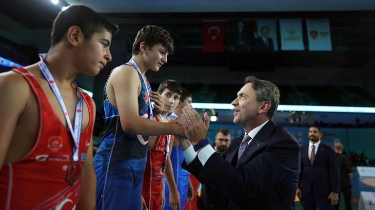 Enerji ve tabii kaynaklar bakani bayraktar minik gurescilerin musabakalarini izledi xz9gLiNi.jpg
