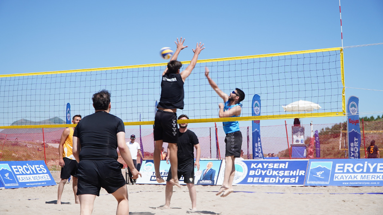 Erciyes’te 2 bin 200 metrede plaj voleybolu