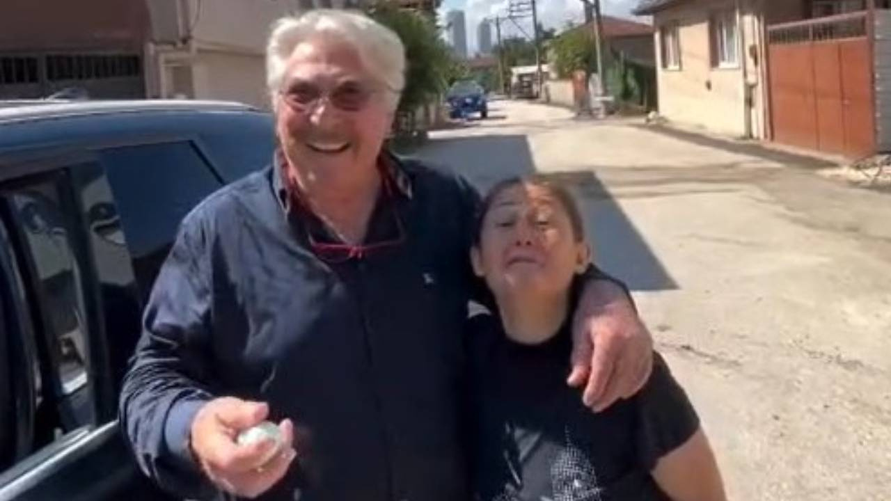 Erdal ozyagcilar yol tarifi istedi aldigi hediyeyle saskina dondu TiOibU1j.jpg