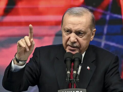 Erdogan bize omur bicenlere sesleniyorum cesurlar bir gun korkaklar ise her gun olur fzNrOMJy.jpg