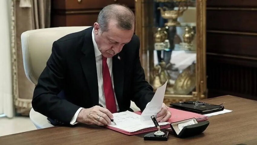 Erdogan imzaladi resmi gazetede yayimlandi kitlerde yuzlerce kadro ve pozisyon degisti 8RrU9nXb.jpg
