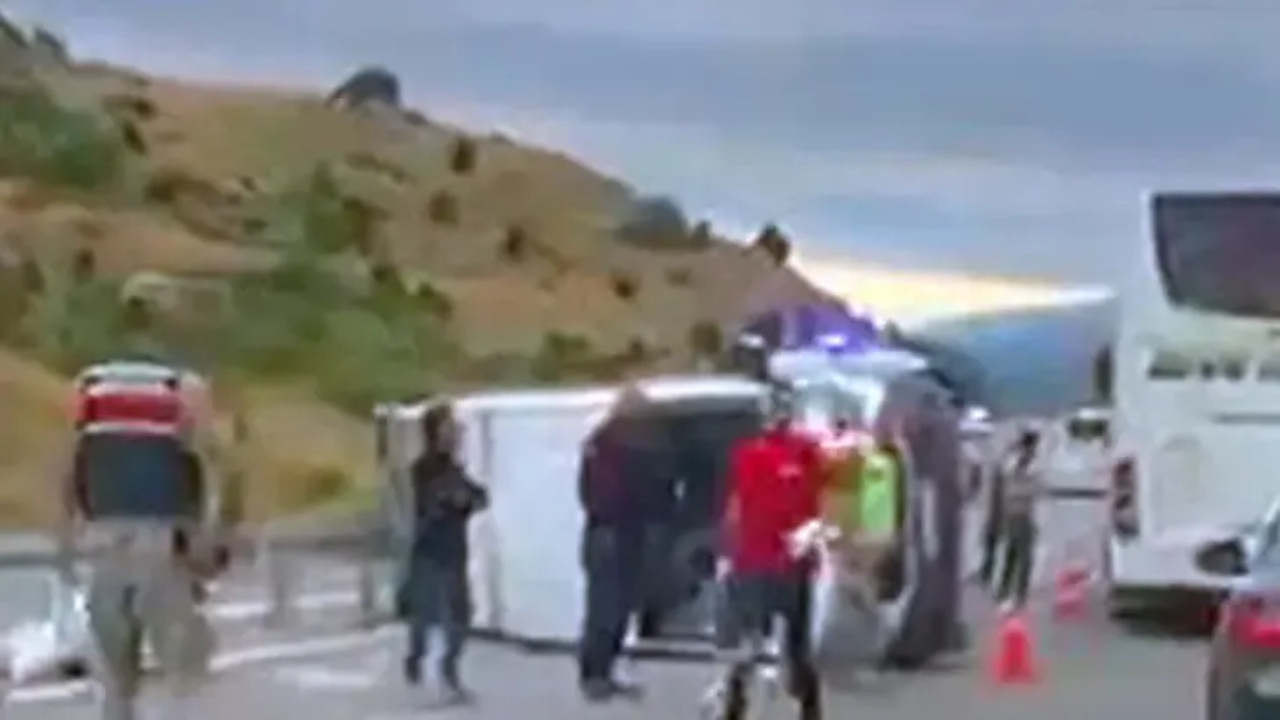 Erzincan-Erzurum Yolunda korkunç kaza: 6’sı çocuk 16 kişi yaralandı