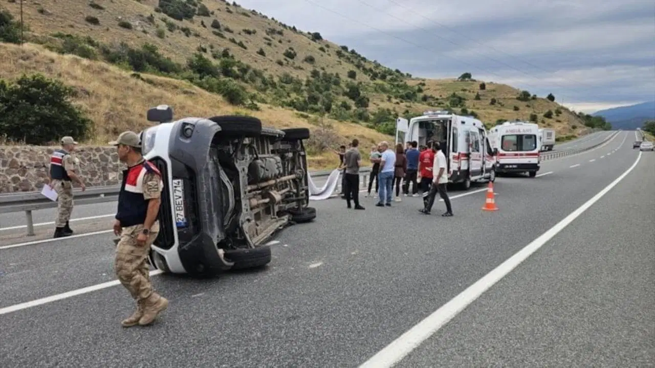 Erzincan’da minibüs devrildi: Çok sayıda yaralı var