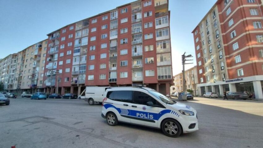 Esi tatile giden 58 yasindaki adam yataginda olu bulundu EkqEr4iY.jpg