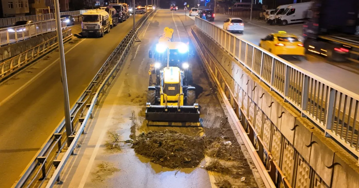 Eskihisar Feribot Yolu Alt Geçidi’nde gece mesaisi