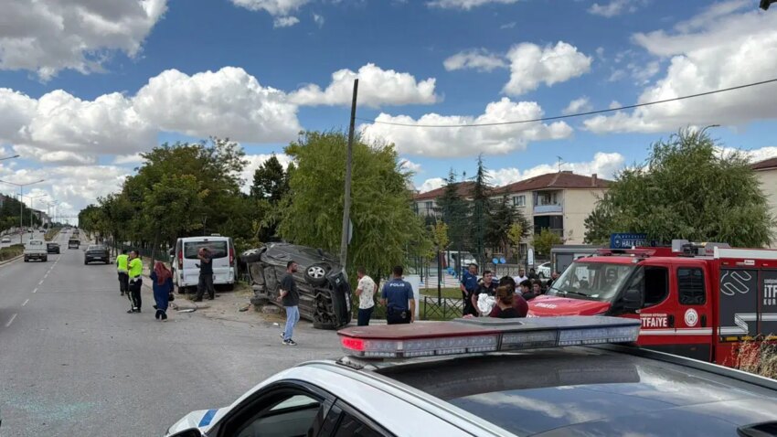 Eskisehirde minibus ile otomobil carpisti yaralilar var E7ErDS3p.jpg