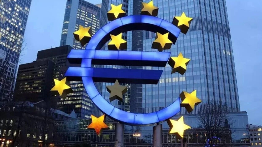 Euro bolgesinde dort ay sonra bir ilk ekonomi yeniden buyudu cb87saXj.jpg