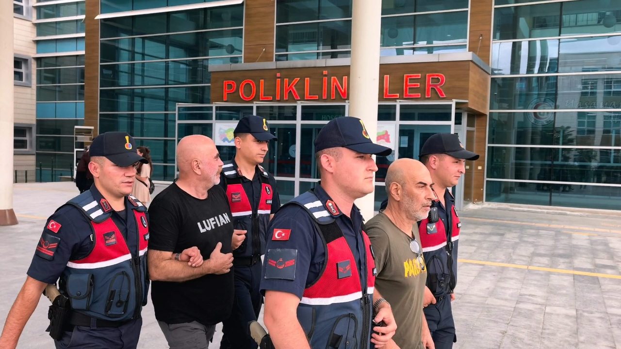 Evinde uyuşturucu düzeneği bulunan yönetmen Ezel Akay ve kardeşi adliyeye sevk edildi