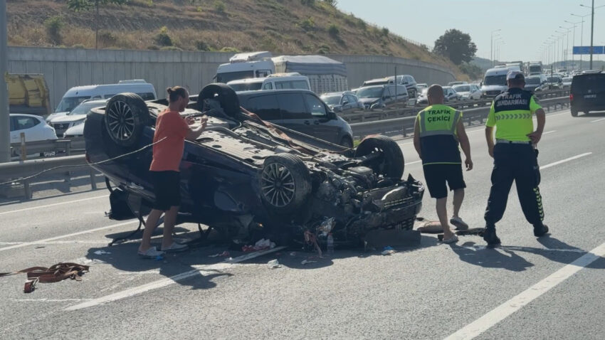 Eyupsultanda hafriyat kamyonu devrildi otomobil takla atti 2 yarali w9i1NGv9.jpg