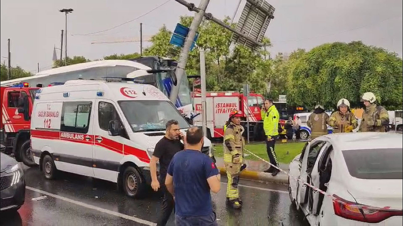 Eyüp’te yolcu otobüsü araca çarptı