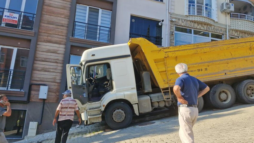 Facianin esiginden donuldu freni bosalan kamyon eve carpti AqPRpKpA.jpg