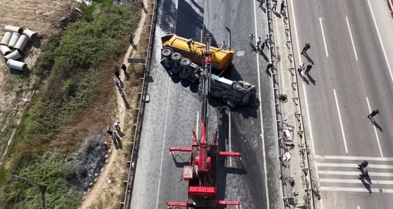 Facianın eşiğinden dönüldü: Hafriyat kamyonu takla atıp karşı şeride devrildi