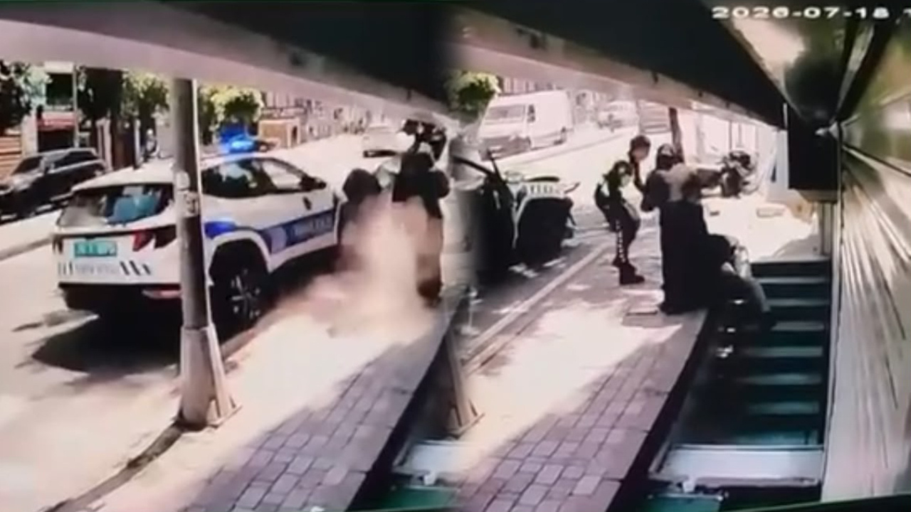 Fatih’te polis aracı park halindeki motosiklete çarptı: 3 yaralı