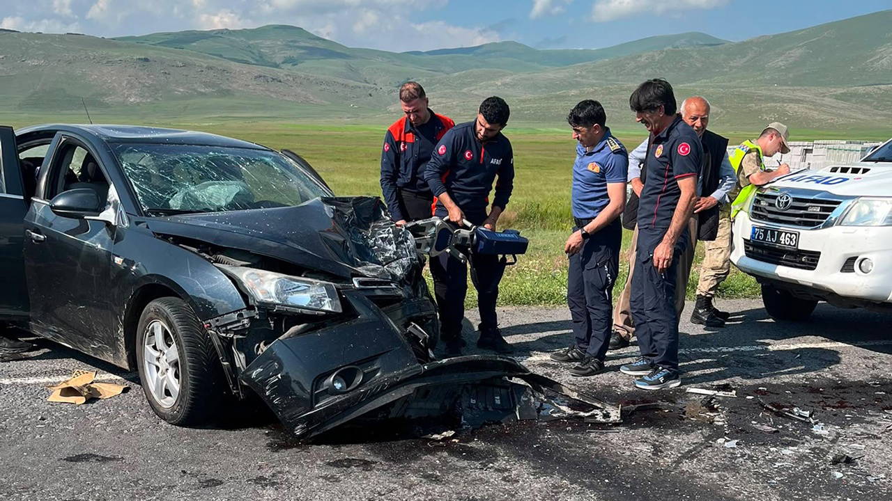 Feci kaza… Minibüs ile otomobil çarpıştı: 7 kişi yaralandı