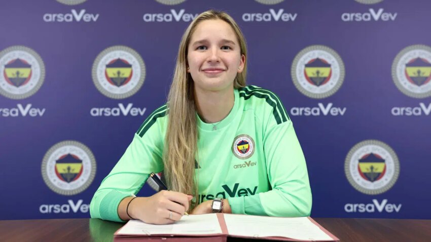 Fenerbahce arsavev soledad maria gudelia belotto aleyi kadrosuna katti 7HdF1Mrk.jpg