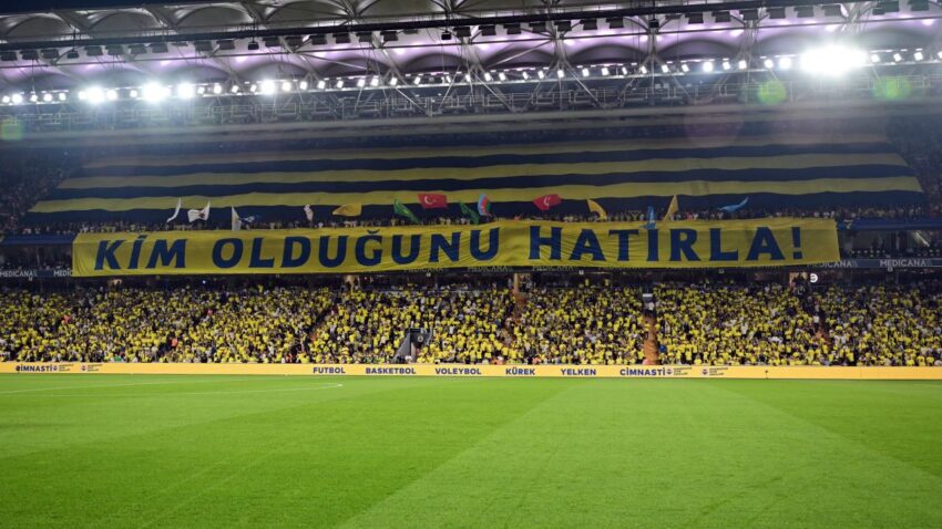 Fenerbahce tribunlerinden futbolculara destek 2Sil1fCl.jpg