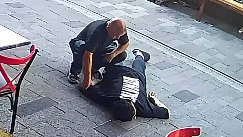 Fethiyede vicdan sizlatan olay fenalasip yere yigilan gencin parasini caldi rCDnKpXM.jpg