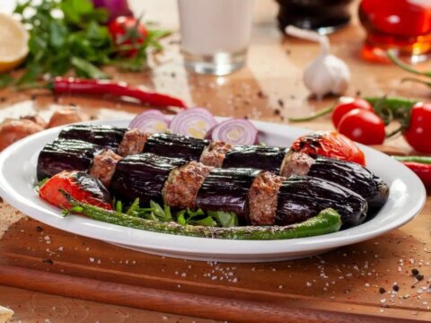 Firinda lokum gibi pisen enfes lezzet patlican kebabi tarifi Mqt8JPFx.jpg