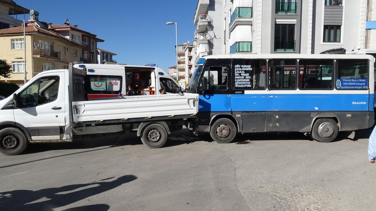 Freni boşalan yolcu minibüsü dehşet saçtı! Önüne gelene çarptı: 7 yaralı var