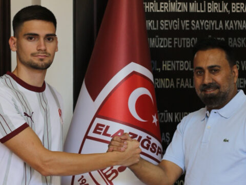 Galatasaraydan ayrildi 2 lig takimina imzayi atti Ruea55Oq.jpg