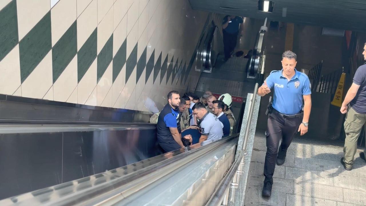 Gayrettepe Metro istasyonunda panik anları: Raylara düştü!