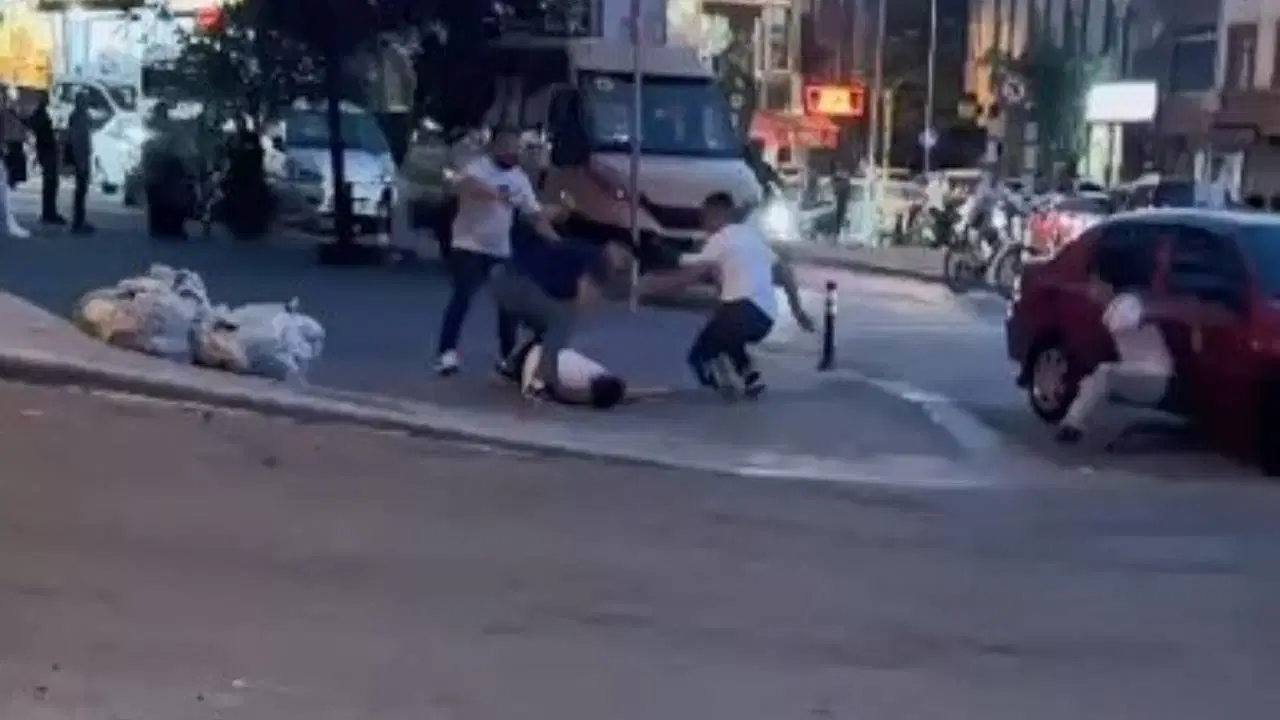 Gaziosmanpaşa’da sokak ortasında kavga: Tekme ve yumruklarla darbettiler