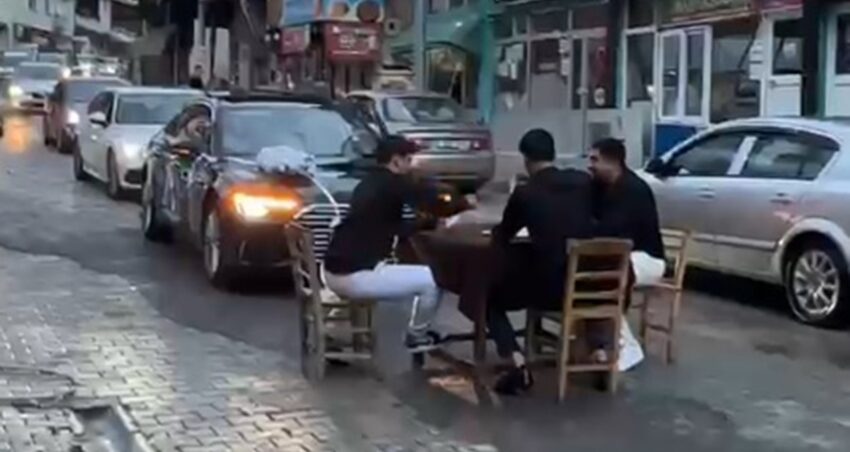 Gelin arabasinin onunu kesip yolun ortasinda iskambil oynadilar 7n7BEt3w.jpg