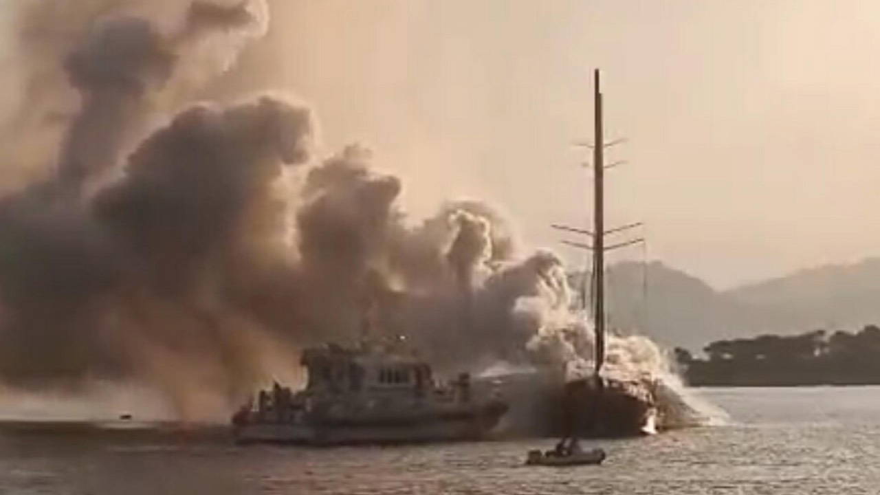 Göcek açıklarında tekne yanarak battı: Yolcular ve mürettebat tahliye edildi